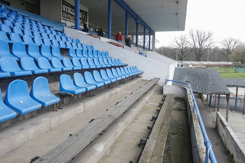 Letní stadion v centru Pardubic je v dezolátním stavu. Oprava může stát až přes půl miliardy korun.