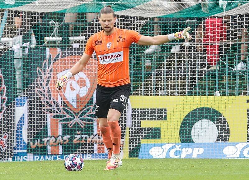 Fotbalové utkání Fortuna ligy mezi FK Pardubice (v červenobílém) a FK Teplice (  modrožlutém) na Městském stadionu Ďolíček v Praze.