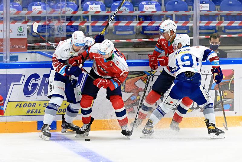 Generali Česká Cup: HC Kometa Brno (bílá) - HC Dynamo Pardubice (červená)