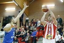 Basketbalové utkání Kooperativa NBL mezi BK JIP Pardubice (v červenobílém) a USK Praha (v modrém) v pardubické hale na Dašické.