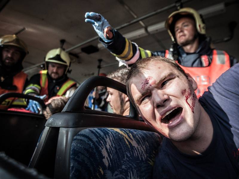 Cvičení záchranářů u Medlešic: Střet auta s autobusem, přes 50 zraněných, tři mrtví. 