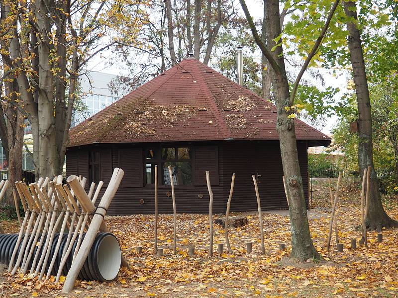 V domečku na zahradě ekocentra se konají programy ekologické výchovy.