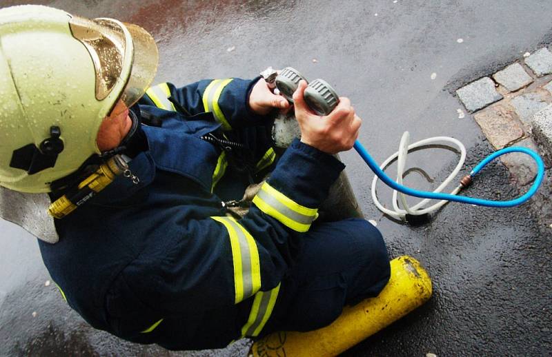Pardubičtí hasiči se u ČEZ Arény připravovali na možný únik čpavku
