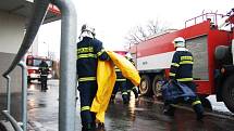 Pardubičtí hasiči se u ČEZ Arény připravovali na možný únik čpavku