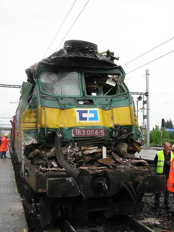 Přední část lokomotivy po odtržení od vagonu. Strojvedoucí v kabině neměl šanci