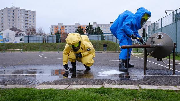 Studenti průmyslové školy chemické cvičili s profesionálními hasiči