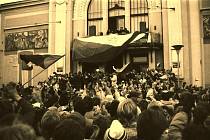 VÁCLAV HAVEL přijel do Pardubic v lednu 1990, kdy promluvil z balkonu Východočeského divadla k zaplněnému náměstí. To byl již prezidentem. 