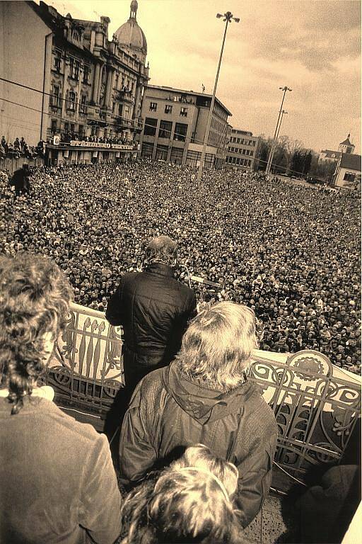 VÁCLAV HAVEL přijel do Pardubic v lednu 1990, kdy promluvil z balkonu Východočeského divadla k zaplněnému náměstí. To byl již prezidentem. 