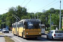 Historický trolejbus v neděli sveze pasažéry.