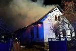 Sovolusky - hasiči vyjíždějí k hořícímu domu, uvnitř nacházejí dvě ohořela těla. (prosinec) Foto: HZS PAK