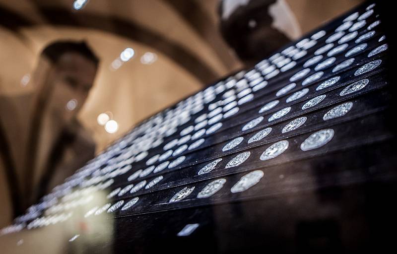 LEDEN. Archeologové začali zkoumat unikátní nález – keramická nádoba v sobě ukrývala asi 400 mincí a zhruba 300 jejich fragmentů z konce 10. století a z doby vlády Boleslava II. Nález podobného rozsahu je nevídaný, mluvilo se proto o pokladu století.