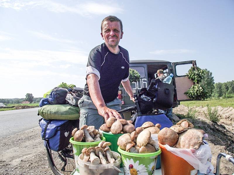 Cesta Jana Kováře Ruskem a Mongolskem 2015. Kolem ruských silnic se dá koupit téměř cokoliv.