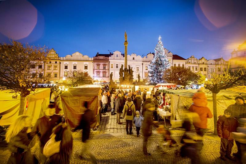 Slavnostní rozsvěcení vánočního stromu v Pardubicích na Pernštýnském náměstí.