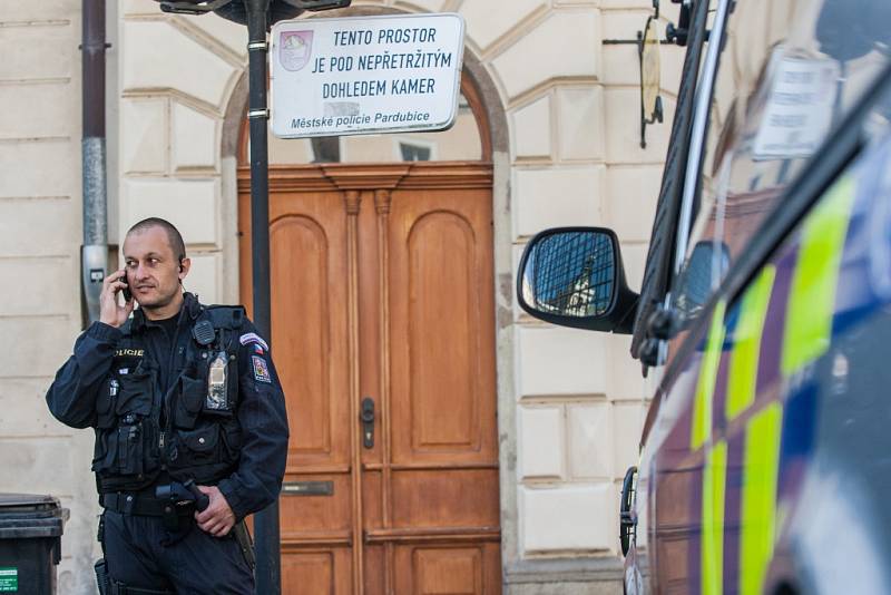 Kvůli ohlášené bombě policie v Pardubicích uzavřela  Pernštýnské náměstí.