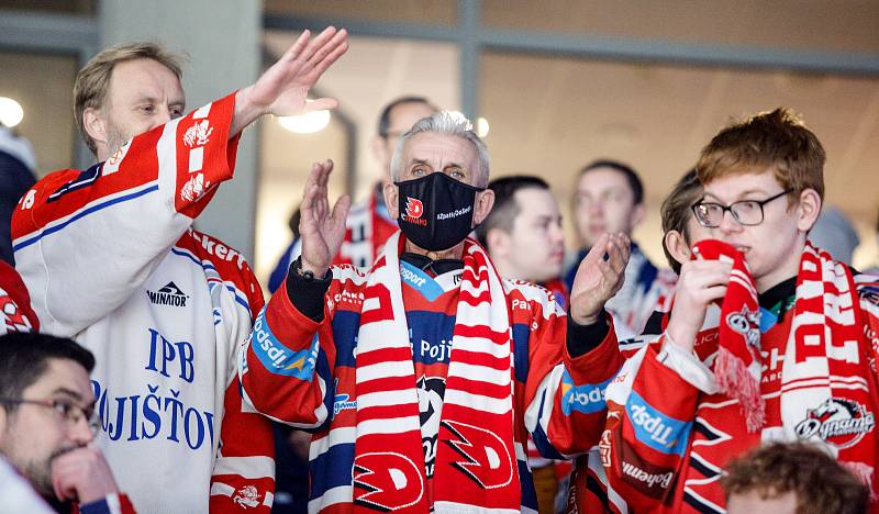 Kvůli vládním opatřením byly tribuny při hokejovém utkání mezi HC Dynamo Pardubice a HC Oceláři Třinec v pardubické aréně téměř prázdné...