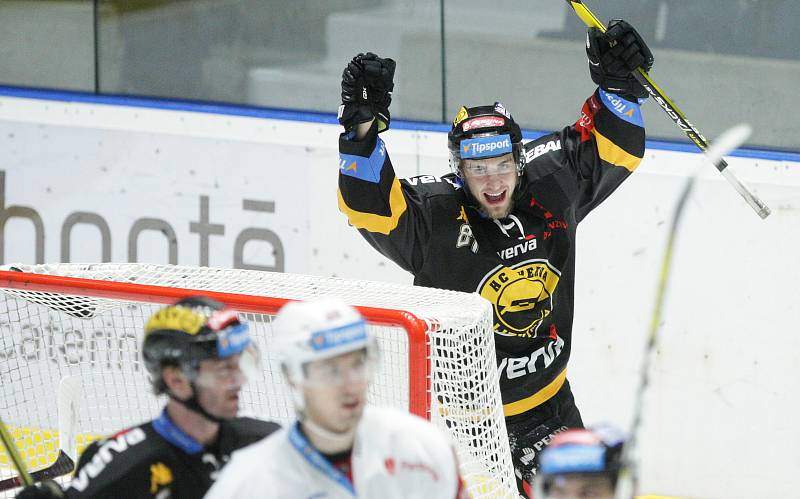 Hokejové utkání Tipsport extraligy v ledním hokeji mezi HC Dynamo Pardubice (bílém) a HC Verva Litvínov (v černožlutém) v pardudubické ČSOB po jišťovna ARENA.