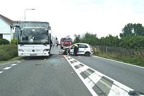 Nehoda autobusu a osobního auta na silnici I/35 u Holic.