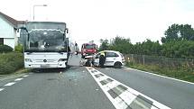 Nehoda autobusu a osobního auta na silnici I/35 u Holic