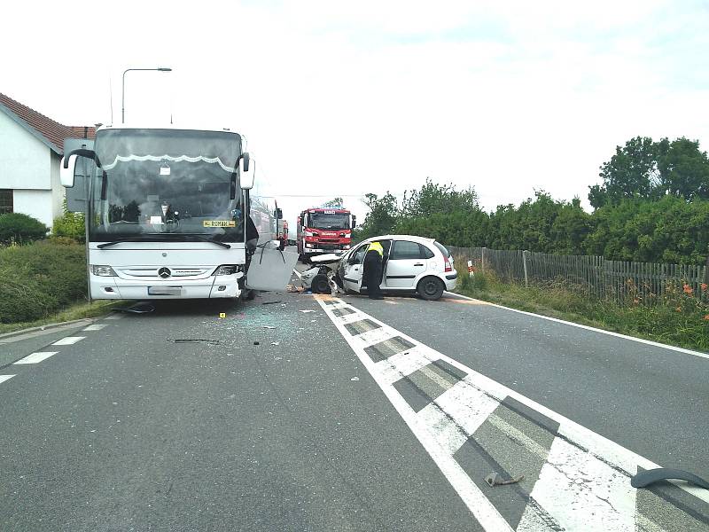 Nehoda autobusu a osobního auta na silnici I/35 u Holic