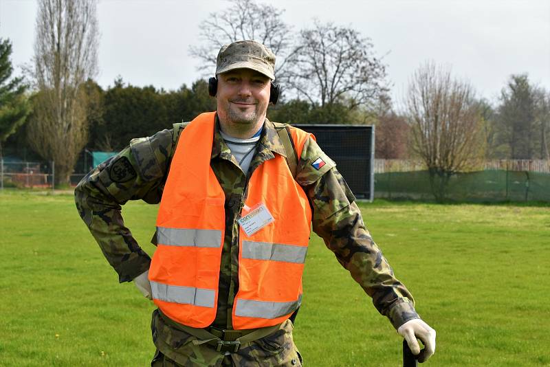 Letní stadion v Pardubicích ještě před zahájením rekonstrukce obsadili archeologové. Nalezené předměty vyprávějí příběhy spojené s koncem druhé světové války v Pardubicích.