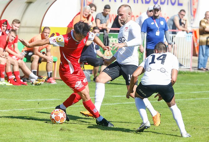 Česká fotbalová liga, skupina B: FK Pardubice B - TJ Sokol Živanice. Oba soupeři se potkají i v nové sezoně.