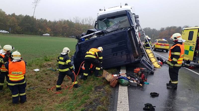 Při čelní srážce dodávky a kamionu zahynuli čtyři lidé z dodávky, další dva lidé skončili s těžkými zraněními v nemocnici.