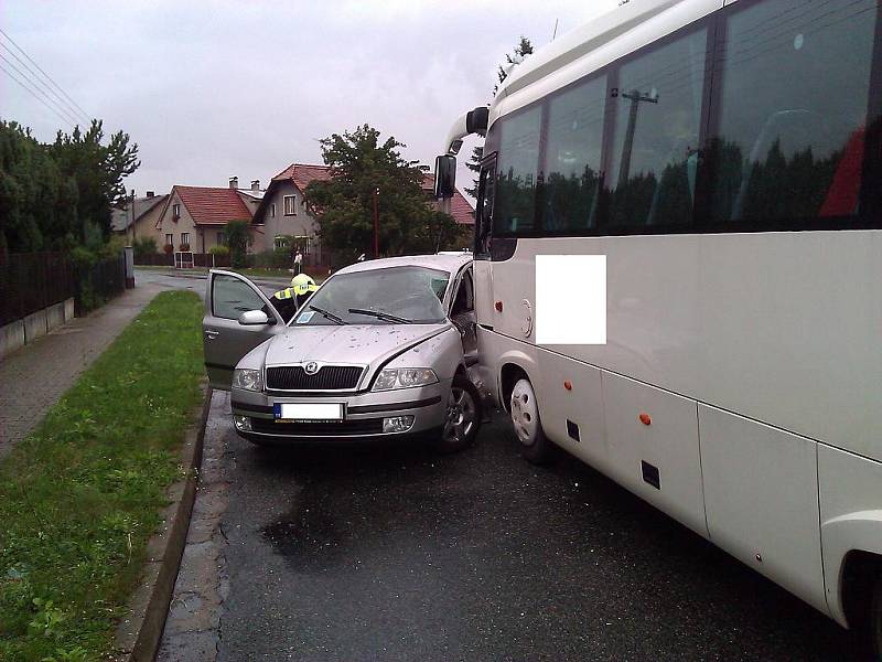 V Břehách boural autobus a auto