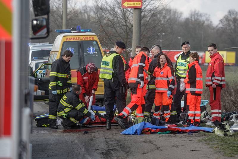 Vážná dopravní nehoda v Pardubicích za odbočkou na Doubravice. Kamion srazil muže a způsobil mu těžká zranění.