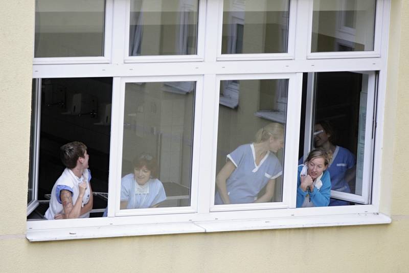 V budově pardubické porodnice cvičně hořelo. Personál a hasiči prověřovali evakuační plány.