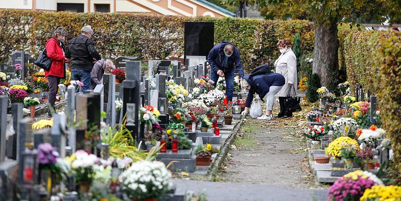 Památka zesnulých či lidově Dušičky na pardubickém Centrálním hřbitově v době Koronovirové epidemie.