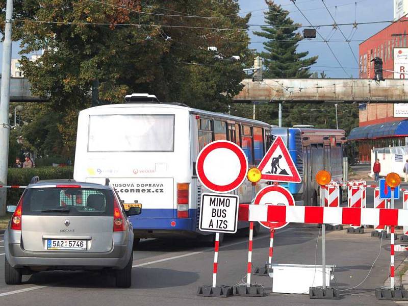 Vozidla se často pokoušejí projet ukrytá za autobusy.