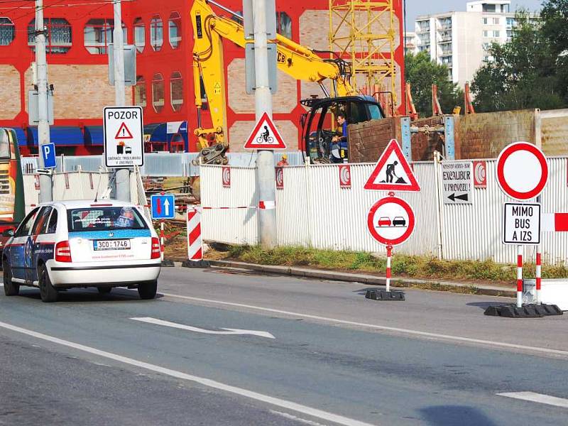 Během několika minut projelo i přes zákaz Palackého ulicí několik vozidel.