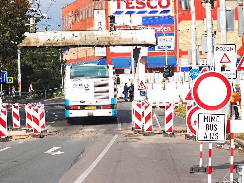 Uzavřenou ulicí smí projíždět jen autobusy a vozy integrovaného záchranného systému.