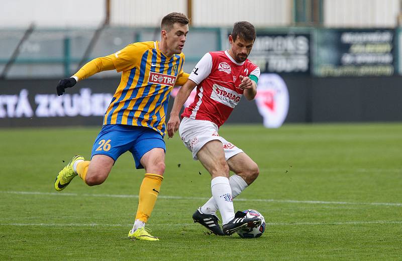 Fotbalové utkání Fortuna ligy mezi FK Pardubice (v červenobílém) a SFC Opava ( ve žlutomodrém) na Městském stadionu Ďolíček v Praze.