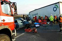 Tragická nehoda u Holic. Čelní střet nepřežila řidička vozidla, její dvě děti ve vážném stavu vyprošťovali hasiči.