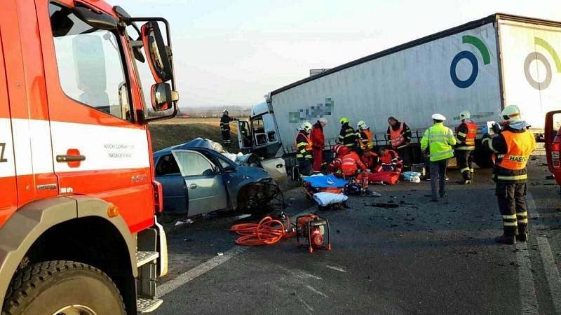 Tragická nehoda u Holic. Čelní střet nepřežila řidička vozidla, její dvě děti ve vážném stavu vyprošťovali hasiči.