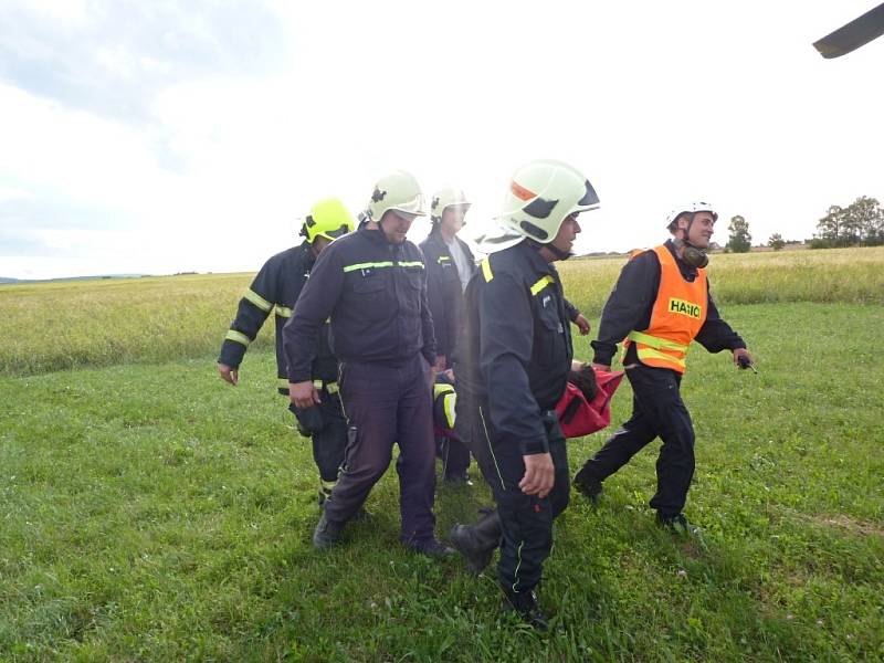 Evakuace, transport a převoz raněných vrtulníkem má svá přísná bezpečnostní pravidla. Centrum leteckého výcviku Pardubice umožňuje tyto situace cvičit i dobrovolným hasičům, kteří by si jinak takto specializovaný výcvik jen těžko sháněli. 