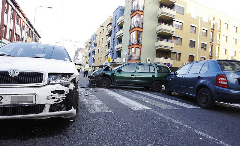 Tři auta po nehodě úplně zablokovala ulici Jana Palacha v Pardubicích.