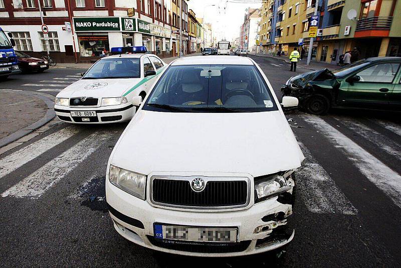 Tři auta po nehodě úplně zablokovala ulici Jana Palacha v Pardubicích.