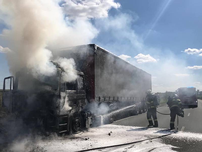 Na silnici I/37 mezi Pardubicemi a Hradcem Králové vzplál nákladní vůz.