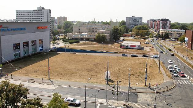 S travnatou plochou vedle Paláce Pardubice město žádné plány nemá. Rozvoj území bude složitý kvůli dopravní situaci, proto chce město počkat na silného partnera.