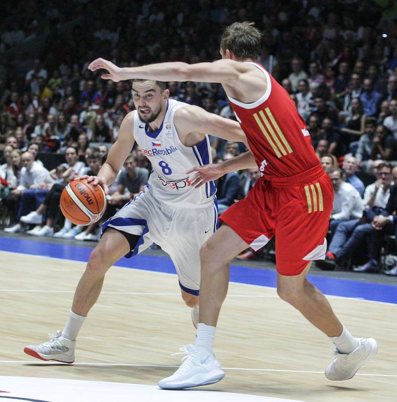 Basketbalové utkání kvalifikace na Mistrovství světa 2019 mezi Českou republikou (v bílém) a Ruskem (v červeném) v pardubické ČSOB pojišťovna ARENĚ.