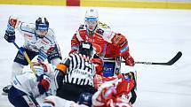 Hokejové utkání Tipsport extraligy v ledním hokeji mezi HC Dynamo Pardubice (v červenobílém) a HC Bilí Tygři (v bílomodrém) pardudubické enterie areně.