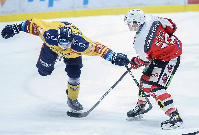 Hokejové utkání Tipsport extraligy v ledním hokeji mezi HC Dynamo Pardubice (v červenobílém) a PSG Berani Zlín  (ve žlutomodrém) pardudubické enterie areně.