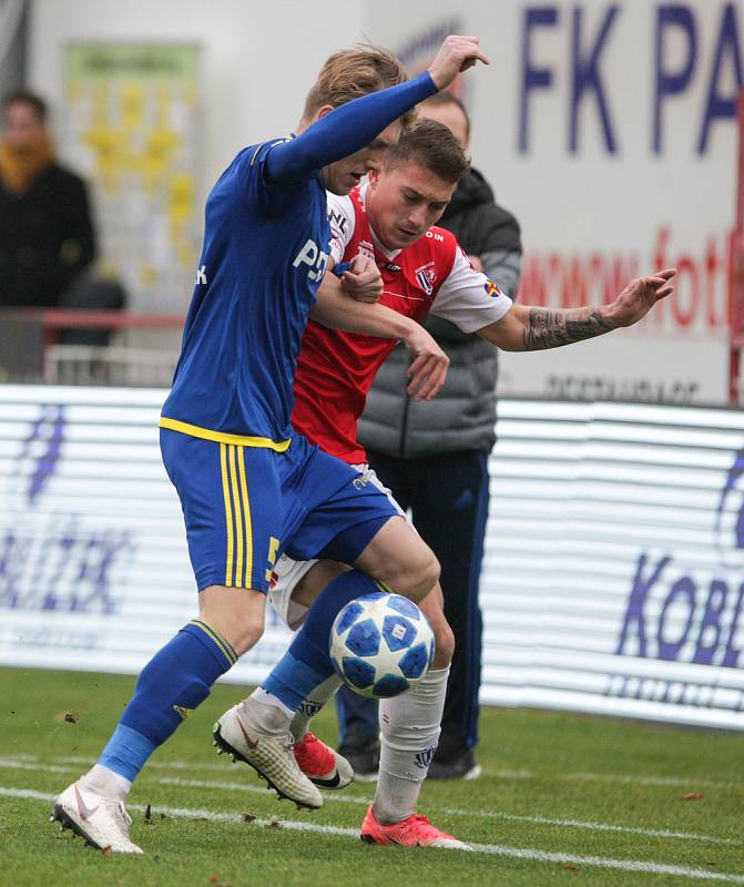 Utkání Fotbalové národní ligy mezi FK Pardubice (ve červenobílém) a FC Vysočina Jihlava (v modrobílém) na hřišti pod Vinicí v Pardubicích.