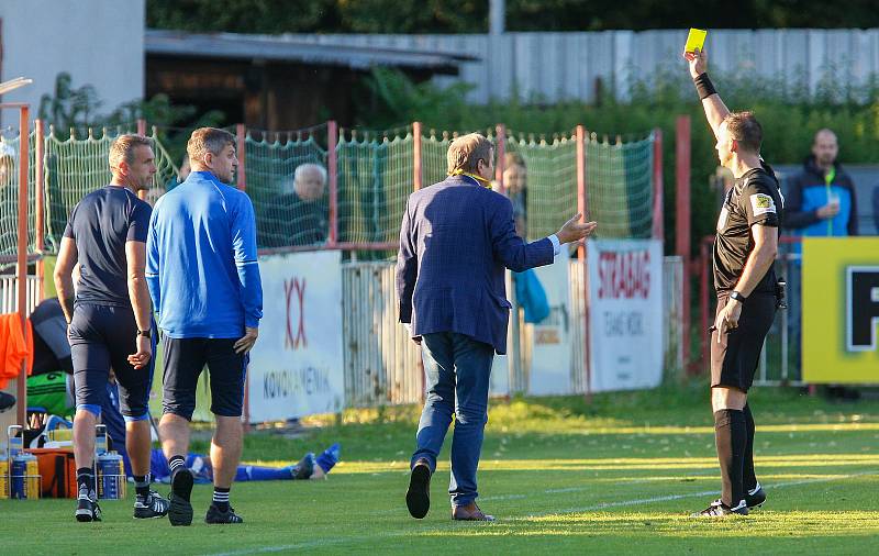 Utkání Fobalové národní ligy mezi FK Pardubice (ve červenobílém) a FC Vysočina Jihlava (v modrém) na hřišti pod Vinicí v Pardubicích.