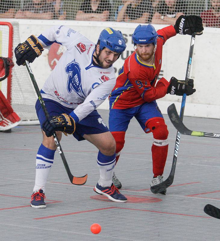 Čtvrté finále hokejbalové play-off CROSSDOCK extraligy mezi HBC Autosklo-H.A.K. Pardubice (v bílomodrém) a  HC Kert Park Praha(v červeném) na hřišri v Polabinách.