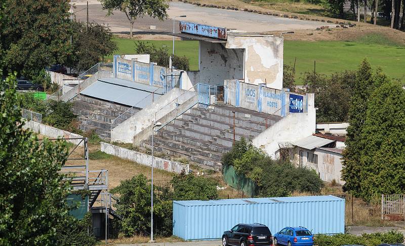 Letní stadion v centru Pardubic je v dezolátním stavu. Oprava může stát až přes půl miliardy korun.