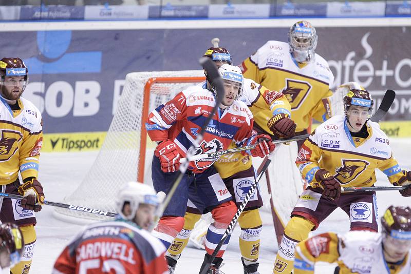 Hokejové utkání Tipsport extraligy v ledním hokeji mezi HC Dynamo Pardubice (červenobílém) a HC Dukla Jihlava  (ve žlutém)) v pardudubické Tipsport areně.