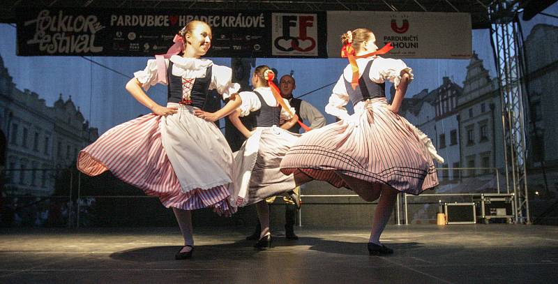 Z archivu. Tradiční folklórní festival Pernštýnská noc v Pardubicích.